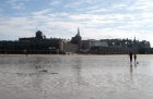 Francja północna. Widok z zalanej plaży na Saint-Malo. - foto: wnieznane.pl Francja północna. Widok z zalanej plaży na Saint-Malo. - foto: wnieznane.pl