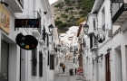 Hiszpania. Malownicza uliczka w białej wiosce Mijas Pueblo. - foto: wnieznane.pl Hiszpania. Malownicza uliczka w białej wiosce Mijas Pueblo. - foto: wnieznane.pl