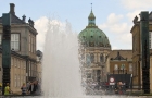 Kopenhaga. Jedna z wielu fontann. W tle Pałac Królewski Amalienborg. - foto: wnieznane.pl Kopenhaga. Jedna z wielu fontann. W tle Pałac Królewski Amalienborg. - foto: wnieznane.pl