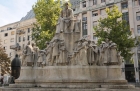 Budapeszt, Vorosmarty ter. Pomnik Mihaly'a Vorosmarty'ego, autora hymnu o świadomości narodowej Węgrów. Pomnik prezentuje go w otoczeniu m.in. chłopa, szlachcica, studenta, matki z dziekiem i pastuszka, którzy symbolizują naród węgierski połączony wspólną pieśnią. - foto: wnieznane.pl Budapeszt, Vorosmarty ter. Pomnik Mihaly'a Vorosmarty'ego, autora hymnu o świadomości narodowej Węgrów. Pomnik prezentuje go w otoczeniu m.in. chłopa, szlachcica, studenta, matki z dziekiem i pastuszka, którzy symbolizują naród węgierski połączony wspólną pieśnią. - foto: wnieznane.pl