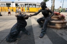 Budapeszt. Ciekawy pomnik znajdujący się na promenadzie naddunajskiej. - foto: wnieznane.pl Budapeszt. Ciekawy pomnik znajdujący się na promenadzie naddunajskiej. - foto: wnieznane.pl