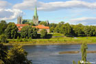 Trondheim. Rzeka Nidelva, w tle katedra Nidaros. - foto: wnieznane.pl Trondheim. Rzeka Nidelva, w tle katedra Nidaros. - foto: wnieznane.pl
