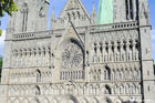Trondheim. Piękna frontowa elewacja katedry Nidaros. - foto: wnieznane.pl Trondheim. Piękna frontowa elewacja katedry Nidaros. - foto: wnieznane.pl