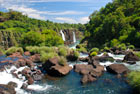Brazylia. Parque Nacional Do Iguacu. Ogromne ilości wody obdarowują okoliczną roślinność. - foto: wnieznane.pl Brazylia. Parque Nacional Do Iguacu. Ogromne ilości wody obdarowują okoliczną roślinność. - foto: wnieznane.pl