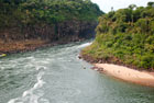 Argentyna. Parque Nacional Iguazu. Sąsiednia wyspa czeka na amatorów kąpieli. - foto: wnieznane.pl Argentyna. Parque Nacional Iguazu. Sąsiednia wyspa czeka na amatorów kąpieli. - foto: wnieznane.pl