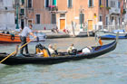 Wenecja. Jedna z wielu gondoli pływających po Canal Grande. - foto: wnieznane.pl Wenecja. Jedna z wielu gondoli pływających po Canal Grande. - foto: wnieznane.pl