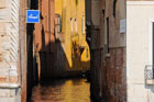 Wenecja. Jeden z dziesiątek wąskich kanałów... - foto: wnieznane.pl Wenecja. Jeden z dziesiątek wąskich kanałów... - foto: wnieznane.pl