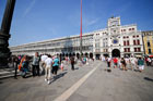 Wenecja. Piazza San Marco, w tle Torre dell' Orologio i Procuratie Vecchie. - foto: wnieznane.pl Wenecja. Piazza San Marco, w tle Torre dell' Orologio i Procuratie Vecchie. - foto: wnieznane.pl