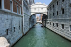 Wenecja. Słynny Most Westchnień - Ponte dei Sospiri - widziany z Ponte della Paglia. - foto: wnieznane.pl Wenecja. Słynny Most Westchnień - Ponte dei Sospiri - widziany z Ponte della Paglia. - foto: wnieznane.pl