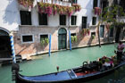 Wenecja. Gondola płynąca po jednym z weneckich kanałów. - foto: wnieznane.pl Wenecja. Gondola płynąca po jednym z weneckich kanałów. - foto: wnieznane.pl