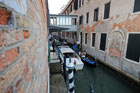 Wenecja. Zator na jednym z kanałów... - foto: wnieznane.pl Wenecja. Zator na jednym z kanałów... - foto: wnieznane.pl