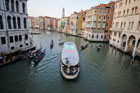 Wenecja. Canal Grande i pływające po nim tramwaje widziane z Ponte Rialto. - foto: wnieznane.pl Wenecja. Canal Grande i pływające po nim tramwaje widziane z Ponte Rialto. - foto: wnieznane.pl