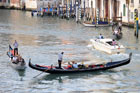 Wenecja. Canal Grande i pływające po nim gondole widziane z Ponte Rialto. - foto: wnieznane.pl Wenecja. Canal Grande i pływające po nim gondole widziane z Ponte Rialto. - foto: wnieznane.pl