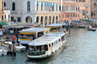 Wenecja. Canal Grande i pływające po nim tramwaje widziane z Ponte Rialto. - foto: wnieznane.pl Wenecja. Canal Grande i pływające po nim tramwaje widziane z Ponte Rialto. - foto: wnieznane.pl