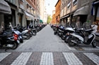 Bolonia. Parking dla skuterów w centrum miasta. - foto: wnieznane.pl Bolonia. Parking dla skuterów w centrum miasta. - foto: wnieznane.pl
