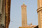 Bolonia. Widok z Piazza Santo Stefano na wieżę Torre degli Asinelli. - foto: wnieznane.pl Bolonia. Widok z Piazza Santo Stefano na wieżę Torre degli Asinelli. - foto: wnieznane.pl