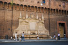 Bolonia. Fontanna na elewacji jednego z budynków. - foto: wnieznane.pl Bolonia. Fontanna na elewacji jednego z budynków. - foto: wnieznane.pl