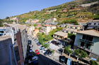 Cinque Terre. Widok z parkingu na miejscowość Riomaggiore. - foto: wnieznane.pl Cinque Terre. Widok z parkingu na miejscowość Riomaggiore. - foto: wnieznane.pl