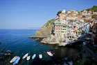 Cinque Terre. Zbudowana na zboczach miejscowość Riomaggiore. - foto: wnieznane.pl Cinque Terre. Zbudowana na zboczach miejscowość Riomaggiore. - foto: wnieznane.pl
