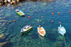 Cinque Terre. Łódki cumujące przy brzegu w miejscowości Riomaggiore. - foto: wnieznane.pl Cinque Terre. Łódki cumujące przy brzegu w miejscowości Riomaggiore. - foto: wnieznane.pl