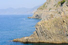 Cinque Terre. Skały opadające do morza i ścieżka spacerowa Via dell'Amore. - foto: wnieznane.pl Cinque Terre. Skały opadające do morza i ścieżka spacerowa Via dell'Amore. - foto: wnieznane.pl