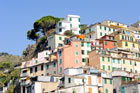 Cinque Terre. Domy zbudowane na zboczu w miejscowości Riomaggiore. - foto: wnieznane.pl Cinque Terre. Domy zbudowane na zboczu w miejscowości Riomaggiore. - foto: wnieznane.pl