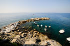Cinque Terre. Łódki cumujące przy brzegu w miejscowości Riomaggiore. - foto: wnieznane.pl Cinque Terre. Łódki cumujące przy brzegu w miejscowości Riomaggiore. - foto: wnieznane.pl