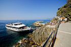 Cinque Terre. Statki wycieczkowe i łódki cumujące przy brzegu w miejscowości Riomaggiore. - foto: wnieznane.pl Cinque Terre. Statki wycieczkowe i łódki cumujące przy brzegu w miejscowości Riomaggiore. - foto: wnieznane.pl