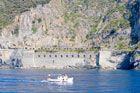 Cinque Terre. Statek płynący wzdłuż wybrzeża. - foto: wnieznane.pl Cinque Terre. Statek płynący wzdłuż wybrzeża. - foto: wnieznane.pl
