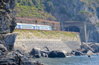 Cinque Terre. Pociąg kursujący pomiędzy miejscowościami. - foto: wnieznane.pl Cinque Terre. Pociąg kursujący pomiędzy miejscowościami. - foto: wnieznane.pl