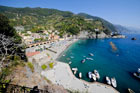 Cinque Terre. Widok na Morze Śródziemne i plażę w Monterosso z góry. - foto: wnieznane.pl Cinque Terre. Widok na Morze Śródziemne i plażę w Monterosso z góry. - foto: wnieznane.pl