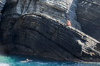 Cinque Terre. Ludzie kąpiący się w morzu i plażujący na skałach. - foto: wnieznane.pl Cinque Terre. Ludzie kąpiący się w morzu i plażujący na skałach. - foto: wnieznane.pl