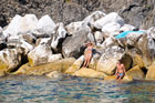 Cinque Terre. Ludzie kąpiący się w morzu i plażujący na skałach. - foto: wnieznane.pl Cinque Terre. Ludzie kąpiący się w morzu i plażujący na skałach. - foto: wnieznane.pl