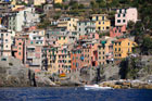 Cinque Terre. Riomaggiore widziane od strony morza. - foto: wnieznane.pl Cinque Terre. Riomaggiore widziane od strony morza. - foto: wnieznane.pl