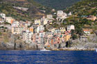 Cinque Terre. Riomaggiore widziane od strony morza. - foto: wnieznane.pl Cinque Terre. Riomaggiore widziane od strony morza. - foto: wnieznane.pl
