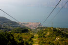 Widok z kolejki na Monte Baldo na miasteczko Malcesine nad Jeziorem Garda (Lago di Garda). - foto: wnieznane.pl Widok z kolejki na Monte Baldo na miasteczko Malcesine nad Jeziorem Garda (Lago di Garda). - foto: wnieznane.pl