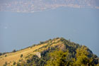 Nad Jeziorem Garda (Lago di Garda). Widok na jezioro ze szczytu Monte Baldo. - foto: wnieznane.pl Nad Jeziorem Garda (Lago di Garda). Widok na jezioro ze szczytu Monte Baldo. - foto: wnieznane.pl