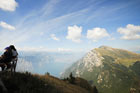 Nad Jeziorem Garda (Lago di Garda). Widok ze szczytu Monte Baldo. - foto: wnieznane.pl Nad Jeziorem Garda (Lago di Garda). Widok ze szczytu Monte Baldo. - foto: wnieznane.pl
