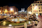 Rzym. Widok z Piazza di Spagna na schody hiszpańskie, fontannę Barcaccia i kościół Trinita dei Monti (kościół św. Trójcy). - foto: wnieznane.pl Rzym. Widok z Piazza di Spagna na schody hiszpańskie, fontannę Barcaccia i kościół Trinita dei Monti (kościół św. Trójcy). - foto: wnieznane.pl