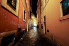 Rzym. Jedna z wielu wąskich uliczek w historycznej części miasta. - foto: wnieznane.pl Rzym. Jedna z wielu wąskich uliczek w historycznej części miasta. - foto: wnieznane.pl