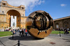 Watykan. Złota kula na Cortile della Pigna (Dziedzińcu Pinii) na terenie Muzeów Watykańskich. - foto: wnieznane.pl Watykan. Złota kula na Cortile della Pigna (Dziedzińcu Pinii) na terenie Muzeów Watykańskich. - foto: wnieznane.pl