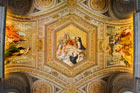 Watykan. Bogato zdobione sklepienie w muzeach watykańskich. - foto: wnieznane.pl Watykan. Bogato zdobione sklepienie w muzeach watykańskich. - foto: wnieznane.pl