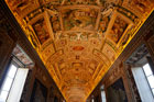 Watykan. Bogato zdobione sklepienie w muzeach watykańskich, w Galerii map.. - foto: wnieznane.pl Watykan. Bogato zdobione sklepienie w muzeach watykańskich, w Galerii map.. - foto: wnieznane.pl