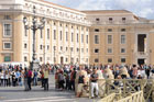 Watykan. Tłumy na Piazza San Pietro. W tle budynki w Watykanie. - foto: wnieznane.pl Watykan. Tłumy na Piazza San Pietro. W tle budynki w Watykanie. - foto: wnieznane.pl