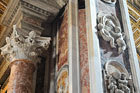Watykan. Przepiękne wnętrze Bazyliki św. Piotra w Watykanie. Bogato zdobione marmurowe kolumny. - foto: wnieznane.pl Watykan. Przepiękne wnętrze Bazyliki św. Piotra w Watykanie. Bogato zdobione marmurowe kolumny. - foto: wnieznane.pl