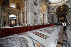 Watykan. Przepiękne wnętrze Bazyliki św. Piotra w Watykanie. Marmurowa posadzka, po której nie można chodzić. - foto: wnieznane.pl Watykan. Przepiękne wnętrze Bazyliki św. Piotra w Watykanie. Marmurowa posadzka, po której nie można chodzić. - foto: wnieznane.pl
