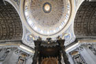 Watykan. Przepiękne wnętrze Bazyliki św. Piotra w Watykanie. Ołtarz i kopuła. - foto: wnieznane.pl Watykan. Przepiękne wnętrze Bazyliki św. Piotra w Watykanie. Ołtarz i kopuła. - foto: wnieznane.pl