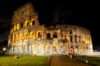 Rzym. Efektownie oświetlone nocą Koloseum. - foto: wnieznane.pl Rzym. Efektownie oświetlone nocą Koloseum. - foto: wnieznane.pl