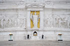 Rzym. Ołtarz Ojczyzny - pomnik Wiktora Emanuela II, Grób Nieznanego Żołnierza na Piazza Venezia. - foto: wnieznane.pl Rzym. Ołtarz Ojczyzny - pomnik Wiktora Emanuela II, Grób Nieznanego Żołnierza na Piazza Venezia. - foto: wnieznane.pl
