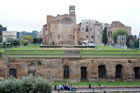Rzym. Świątynia Wenus i Romy na Forum Romanum widziana z Koloseum. - foto: wnieznane.pl Rzym. Świątynia Wenus i Romy na Forum Romanum widziana z Koloseum. - foto: wnieznane.pl